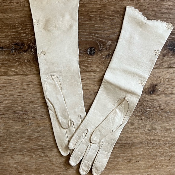 Vintage Leather Gloves with Embroidery - Picture 4 of 7